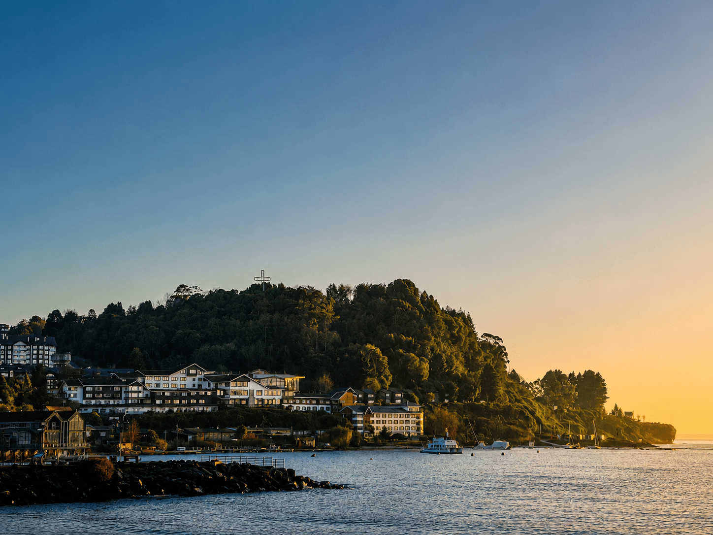 Vista de Puerto Varas junto al lago al atardecer cerca de restaurantes y cafés