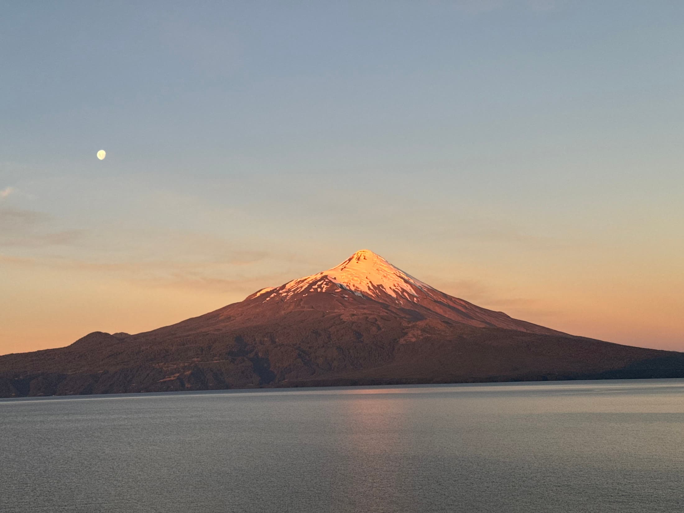 Volcán Osorno al atardecer sobre el Lago Llanquihue