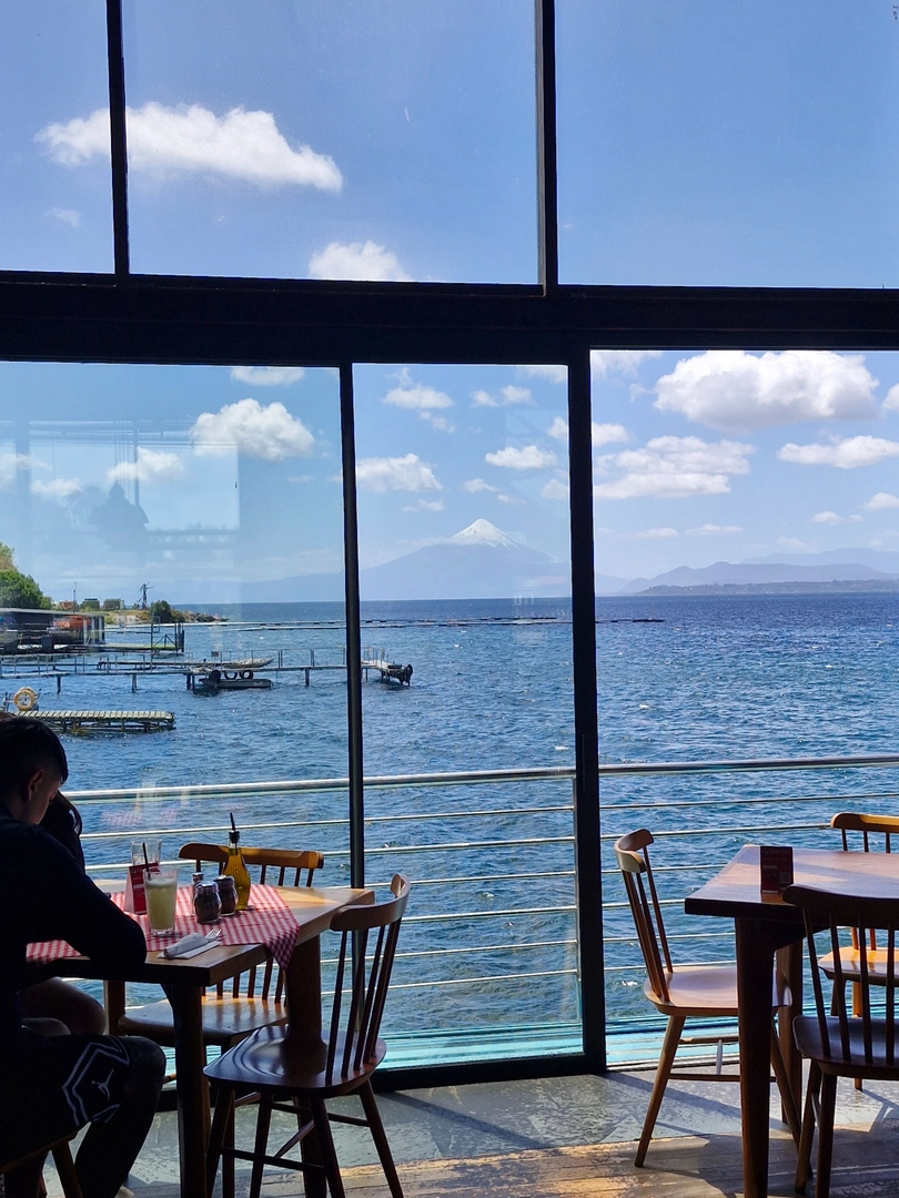 Vista al Lago Llanquihue y Volcán Osorno desde Mesa Tropera en Puerto Varas