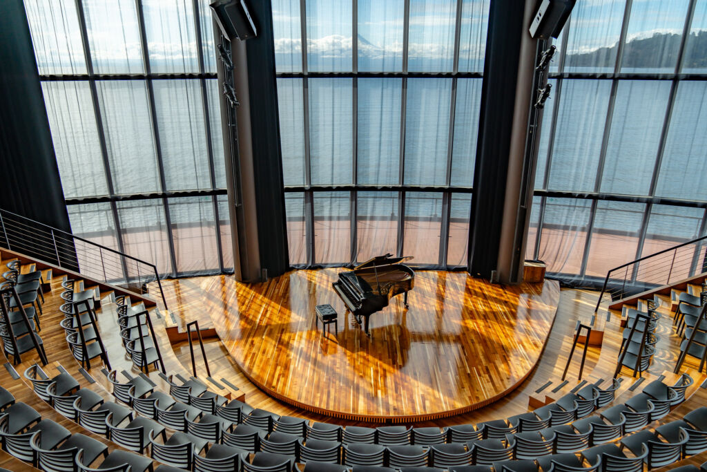 Interior del Teatro del Lago en Frutillar con vista al Lago Llanquihue