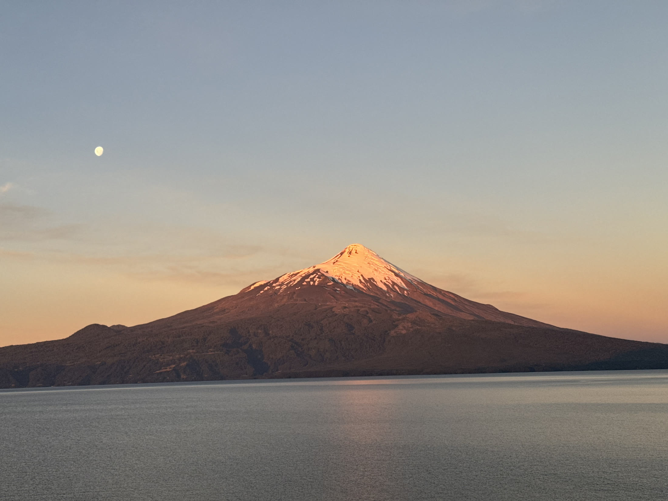 Volcán Osorno visto desde el Lago Llanquihue al atardecer